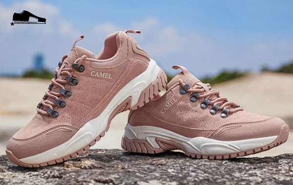 Chia sẻ trên Facebook giay-camel-cua-nuoc-nao-1
<p>Với sự đầu tư vào công nghệ và quy trình sản xuất hiện đại, Camel đã chứng minh được chất lượng sản phẩm của mình. Sự tỉ mỉ trong từng đường kim mũi chỉ và việc lựa chọn chất liệu cao cấp đã giúp giày Camel chinh phục được thị trường khó tính.</p>
<p>Camel không chỉ tập trung vào chất lượng mà còn chú trọng đến thiết kế. Các mẫu giày của hãng luôn mang đến sự thoải mái, phong cách và phù hợp với nhiều đối tượng khách hàng khác nhau.</p>
<h2>Giá giày camel trên thị trường hiện nay</h2>
<p>Giá giày Camel trên thị trường hiện nay khá đa dạng, tùy thuộc vào mẫu mã, chất liệu và địa điểm bán. Mức giá có thể dao động từ vài trăm nghìn đồng đến vài triệu đồng cho một đôi giày.</p>
<p>Ngoài câu hỏi giày camel của nước nào, nhiều người cũng quan tâm đến giá cả để đưa ra quyết định mua hàng. Các sản phẩm giày da thật thường có giá cao hơn so với các loại giày làm từ chất liệu tổng hợp.</p>
<p> <img class=